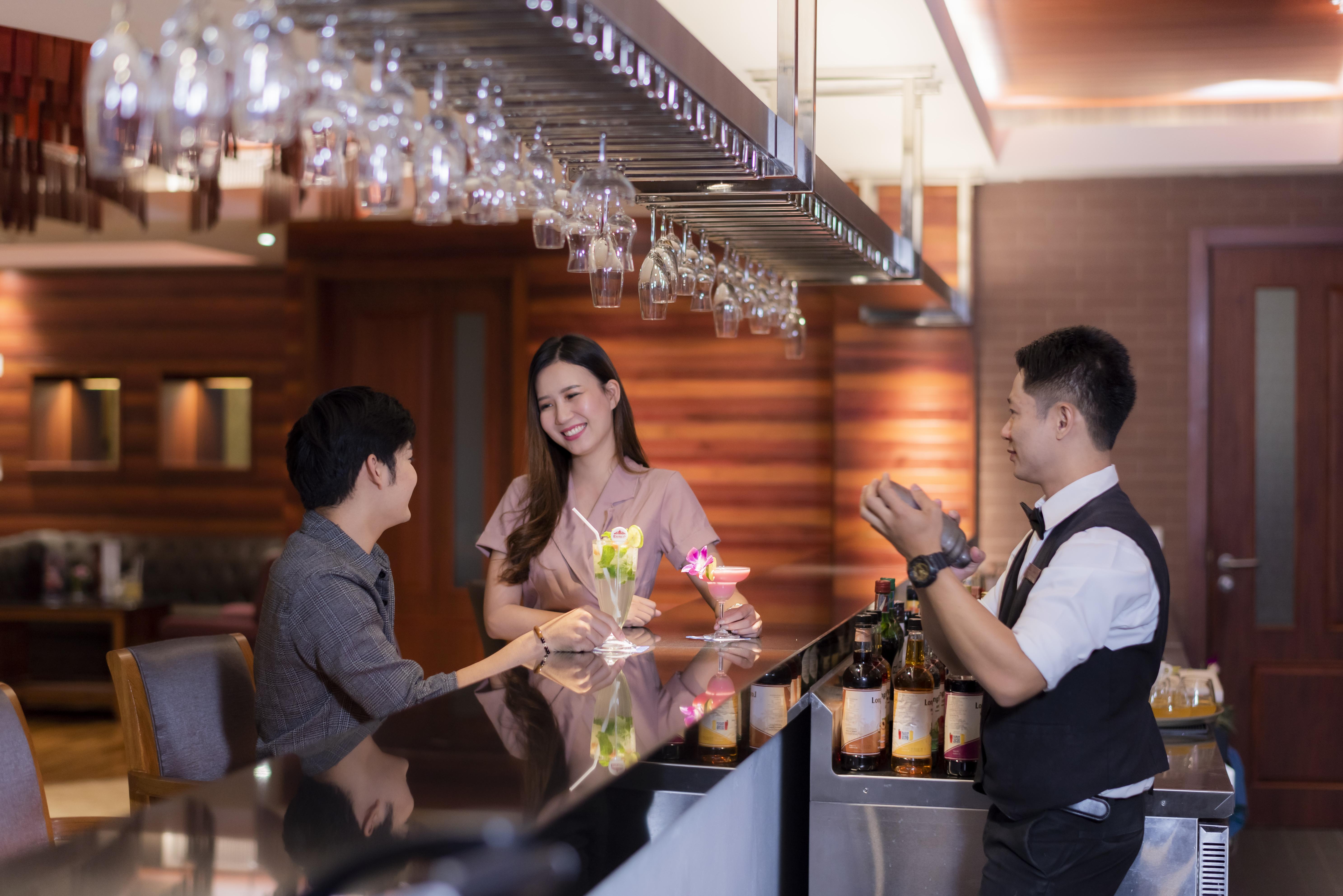 The Empress Premier Chiang Mai - Sha Extra Plus Zewnętrze zdjęcie A bartender at work