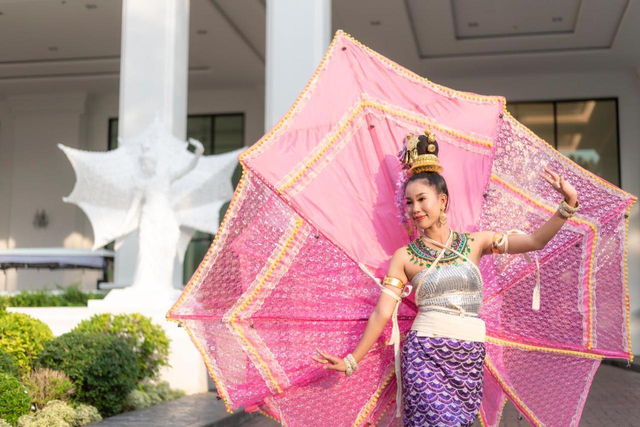 The Empress Premier Chiang Mai - Sha Extra Plus Zewnętrze zdjęcie A dancer in traditional Thai attire