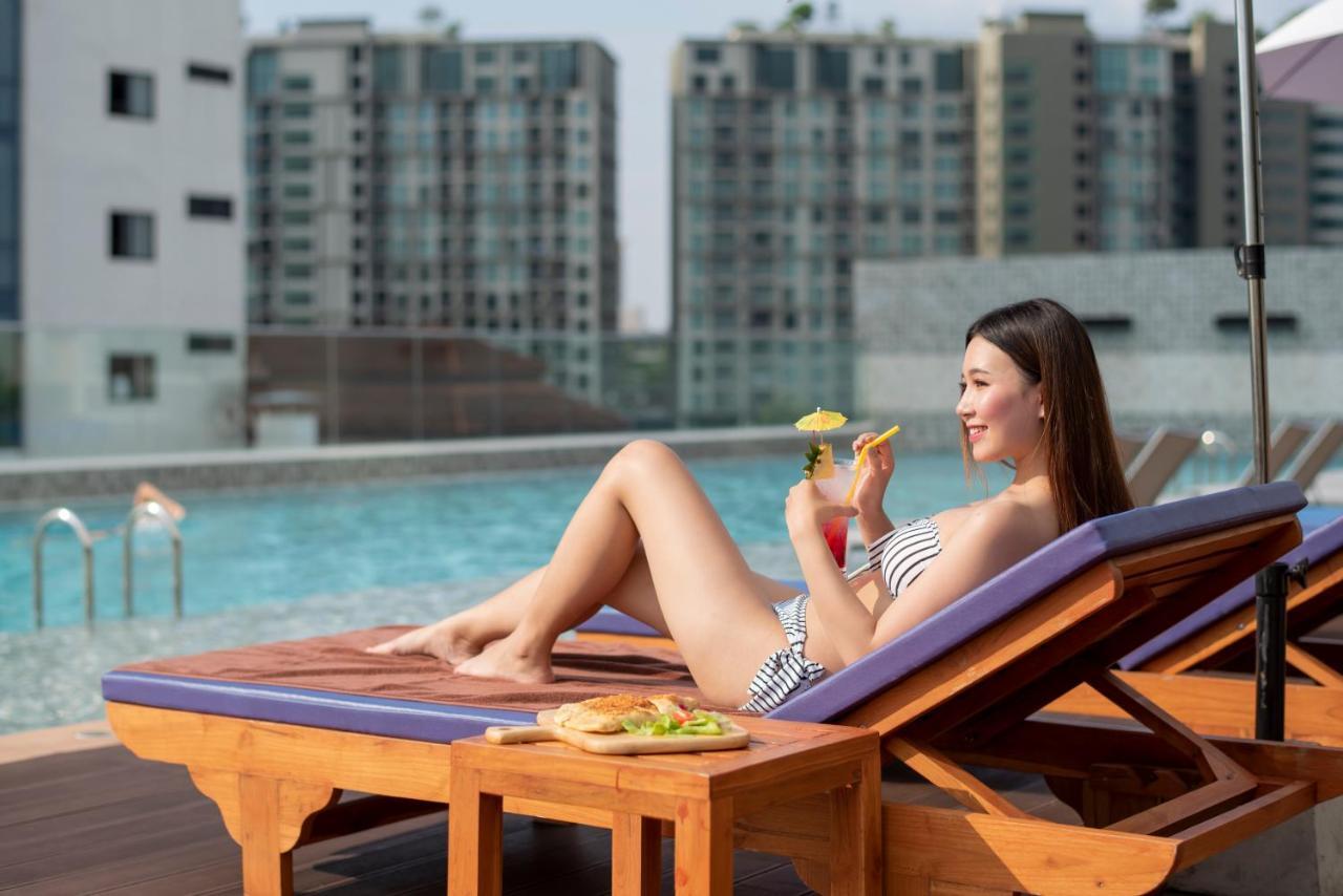 The Empress Premier Chiang Mai - Sha Extra Plus Zewnętrze zdjęcie A woman sunbathing