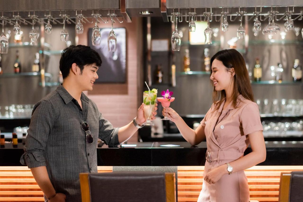 The Empress Premier Chiang Mai - Sha Extra Plus Zewnętrze zdjęcie A couple toasting with cocktails