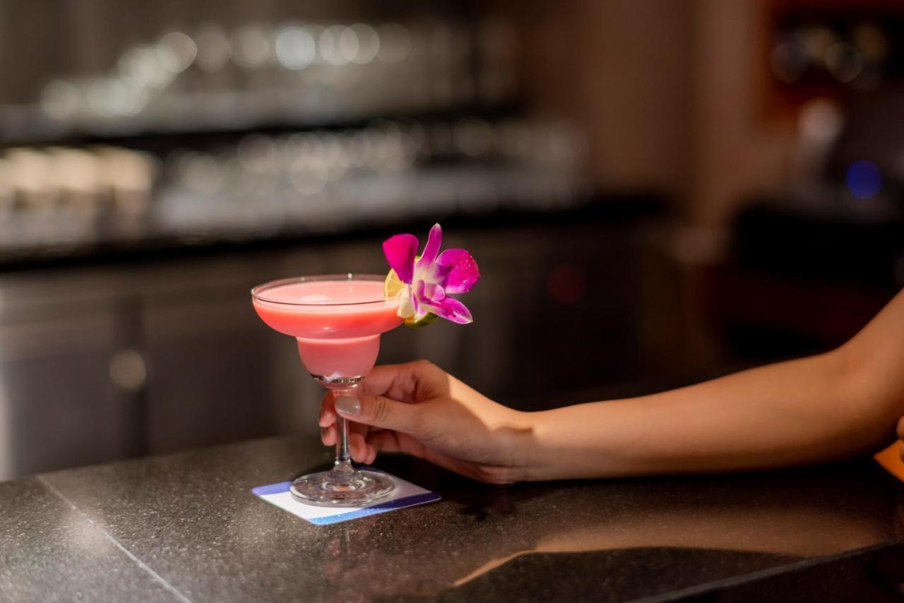 The Empress Premier Chiang Mai - Sha Extra Plus Zewnętrze zdjęcie A cosmopolitan garnished with a lime and an orchid