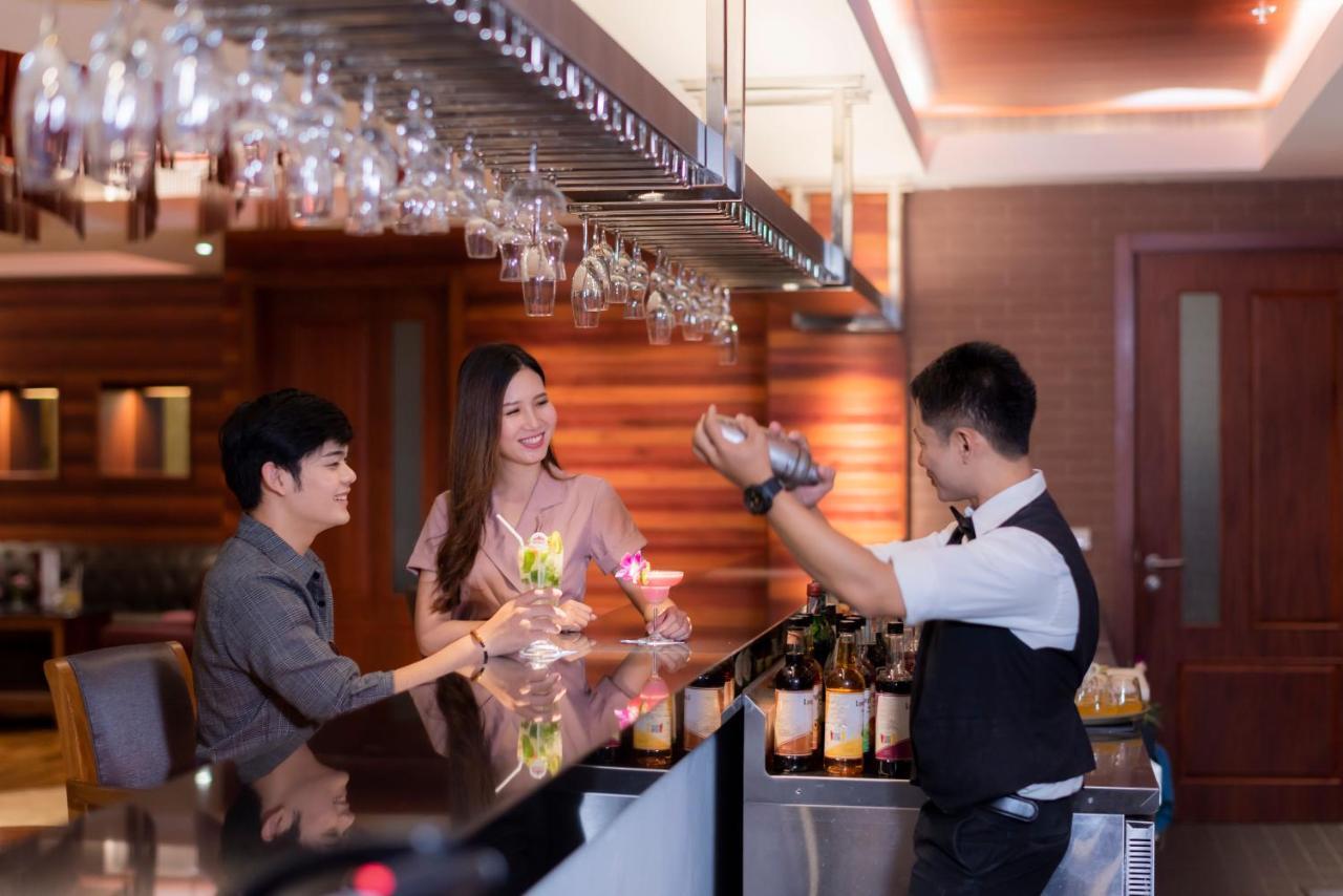The Empress Premier Chiang Mai - Sha Extra Plus Zewnętrze zdjęcie A bartender at work