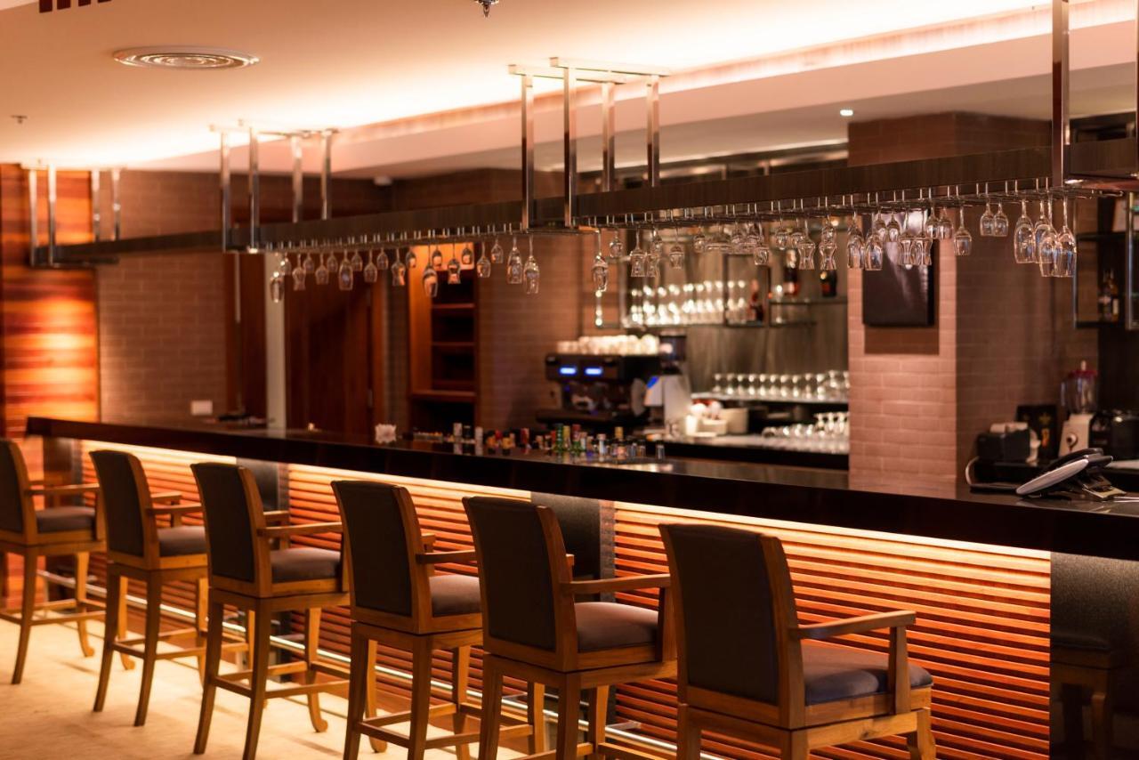 The Empress Premier Chiang Mai - Sha Extra Plus Zewnętrze zdjęcie A bar at a hotel