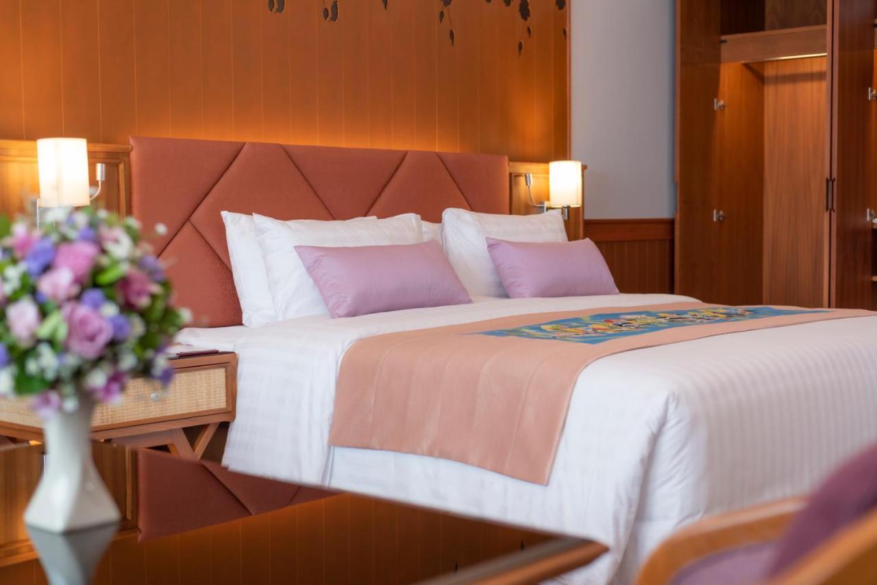 The Empress Premier Chiang Mai - Sha Extra Plus Zewnętrze zdjęcie A bed in a hotel room